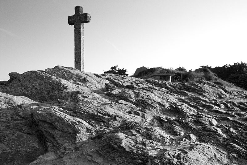 cross-black-and-white